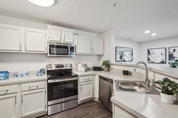Modern Kitchen at Gwinnett Pointe Apartments in Norcross, GA 30093